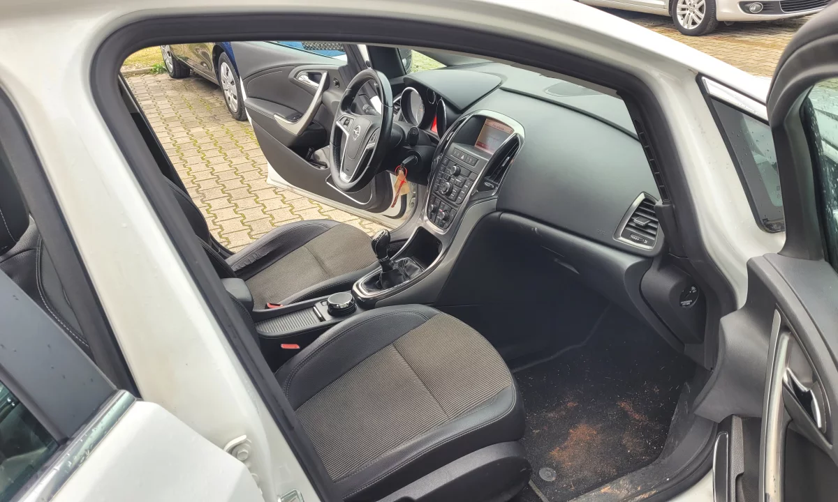 Auto in Vendita a Tirana, Opel, 2010 Diesel,Kambio Manual Pagamento 3,900  Euro.