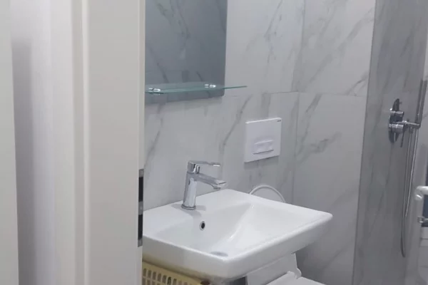 Shtepi me qera Apartament ne Tirane, Garsoniere, Mobilimi E mobiluar, Pagesa 28,000  Leke.