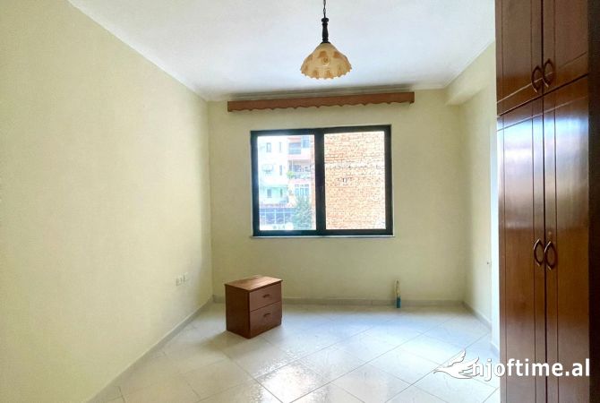 Ambiente Commerciale in Affitto 3+1 a Tirana - 430 Euro
