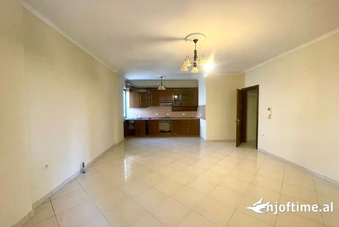 Ambiente Commerciale in Affitto 3+1 a Tirana - 430 Euro