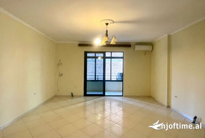 Ambiente Commerciale in Affitto 3+1 a Tirana - 430 Euro