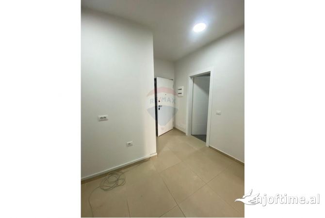 Ambiente Commerciale in Affitto 3+1 a Tirana - 1,200 Euro