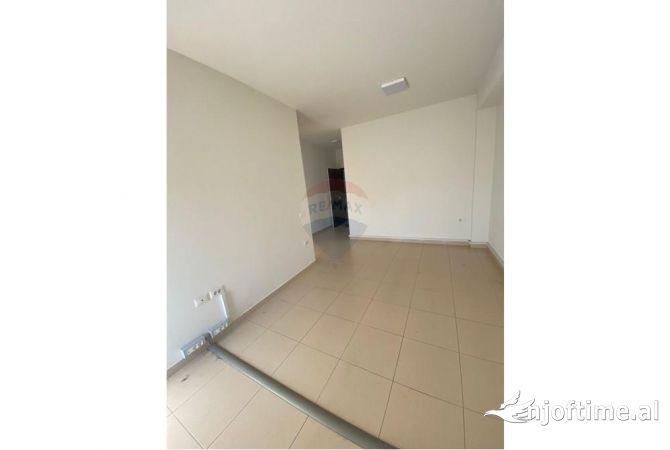Ambiente Commerciale in Affitto 3+1 a Tirana - 1,200 Euro