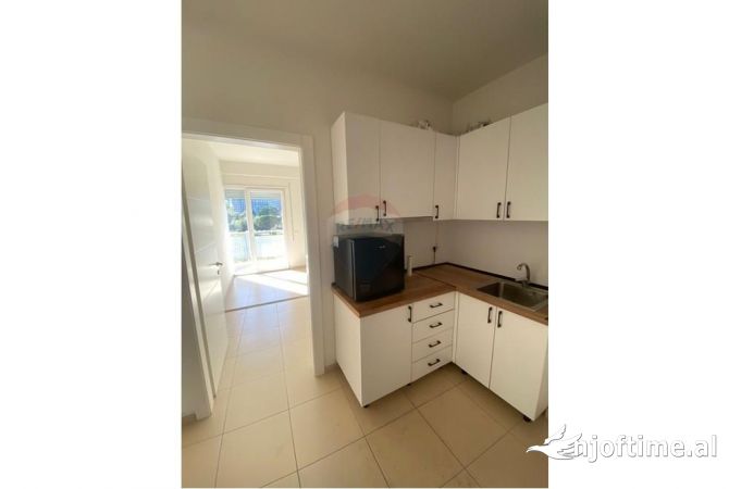 Ambiente Commerciale in Affitto 3+1 a Tirana - 900 Euro