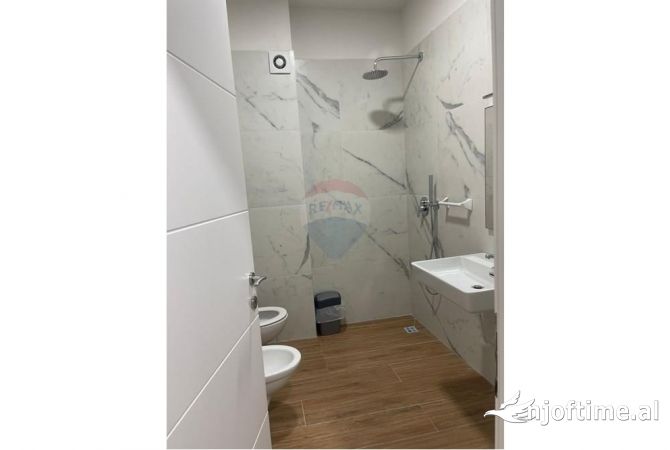 Ambiente Commerciale in Affitto 3+1 a Tirana - 900 Euro