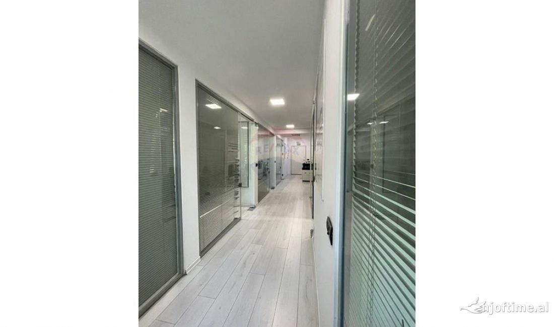 Ambient zyrash per qera te Ambasador 1