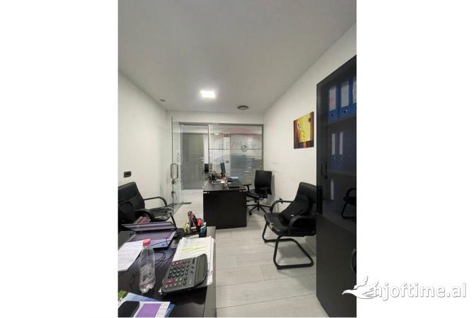 Ambiente Commerciale in Affitto 3+1 a Tirana - 1,350 Euro