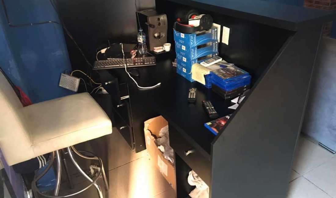 Shitet banak i pershtatshem per salla lojrash apo ambiente kursesh private.