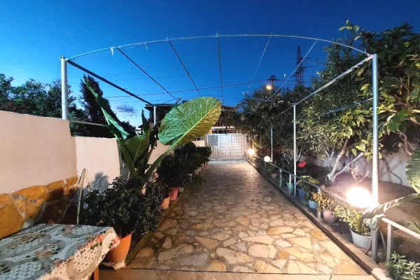 Jepet me qira kati i parë i një vile 3-katëshe në  Çentrale, Vlorë.