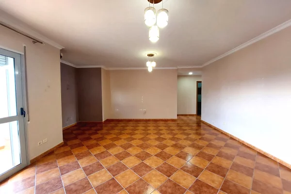 Shtepi ne shitje Apartament ne Vlore, 2+1, Mobilimi Bosh, pa mobiluar, Pagesa 180,000  Euro.