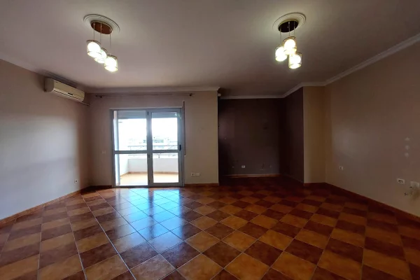 Shtepi ne shitje Apartament ne Vlore, 2+1, Mobilimi Bosh, pa mobiluar, Pagesa 180,000  Euro.
