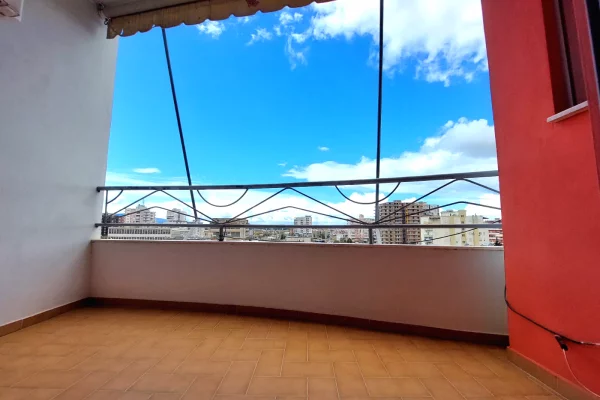 Shtepi ne shitje Apartament ne Vlore, 2+1, Mobilimi Bosh, pa mobiluar, Pagesa 180,000  Euro.