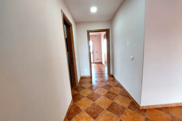Shtepi ne shitje Apartament ne Vlore, 2+1, Mobilimi Bosh, pa mobiluar, Pagesa 180,000  Euro.