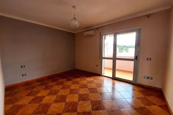 Shtepi ne shitje Apartament ne Vlore, 2+1, Mobilimi Bosh, pa mobiluar, Pagesa 180,000  Euro.