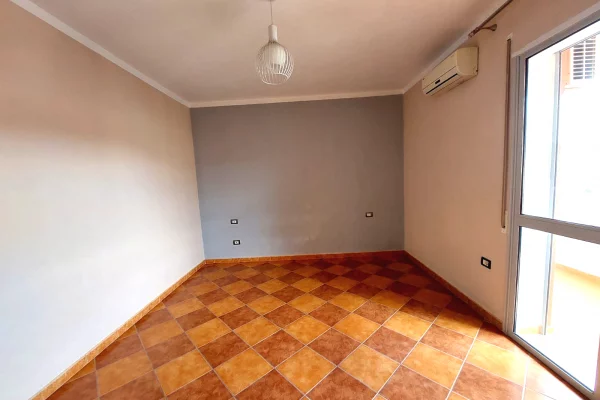 Shtepi ne shitje Apartament ne Vlore, 2+1, Mobilimi Bosh, pa mobiluar, Pagesa 180,000  Euro.