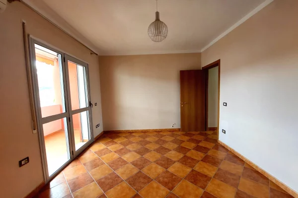 Shtepi ne shitje Apartament ne Vlore, 2+1, Mobilimi Bosh, pa mobiluar, Pagesa 180,000  Euro.