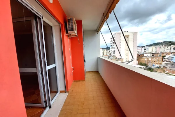 Shtepi ne shitje Apartament ne Vlore, 2+1, Mobilimi Bosh, pa mobiluar, Pagesa 180,000  Euro.