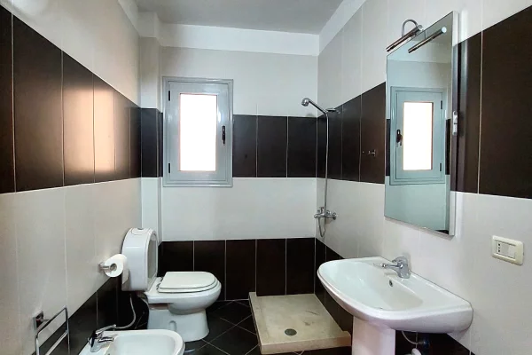 Shtepi ne shitje Apartament ne Vlore, 2+1, Mobilimi Bosh, pa mobiluar, Pagesa 180,000  Euro.