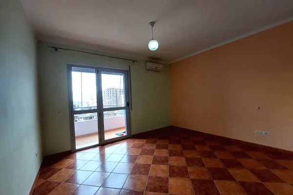 Shtepi ne shitje Apartament ne Vlore, 2+1, Mobilimi Bosh, pa mobiluar, Pagesa 180,000  Euro.
