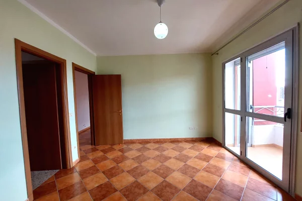 Shtepi ne shitje Apartament ne Vlore, 2+1, Mobilimi Bosh, pa mobiluar, Pagesa 180,000  Euro.