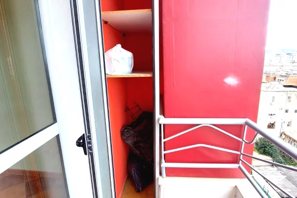 Shtepi ne shitje Apartament ne Vlore, 2+1, Mobilimi Bosh, pa mobiluar, Pagesa 180,000  Euro.