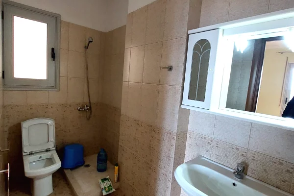 Shtepi ne shitje Apartament ne Vlore, 2+1, Mobilimi Bosh, pa mobiluar, Pagesa 180,000  Euro.