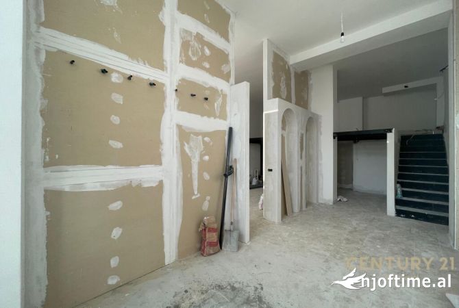 Ambiente Commerciale in Affitto 1+1 a Tirana - 1,000 Euro