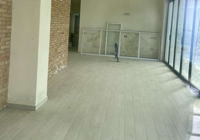 Radhim, Ambjent Restoranti me Qira