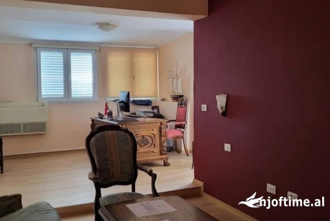 Ambiente Commerciale in Affitto 3+1 a Tirana - 3,200 Euro