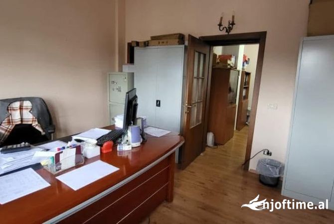 Ambiente Commerciale in Affitto 3+1 a Tirana - 3,200 Euro