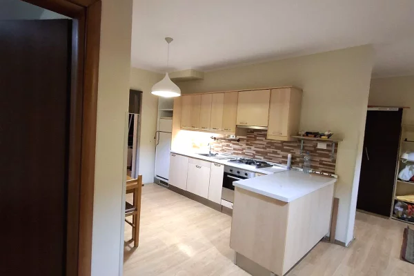 Shtepi ne shitje Apartament ne Tirane, 2+1, Mobilimi E mobiluar, Pagesa 143,000  Euro.
