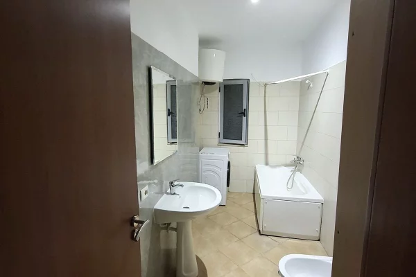 Shtepi ne shitje Apartament ne Tirane, 2+1, Mobilimi E mobiluar, Pagesa 143,000  Euro.