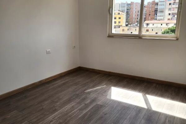 Shtepi ne shitje Apartament ne Tirane, 2+1, Mobilimi Bosh, pa mobiluar, Pagesa 10,000,000  Leke.