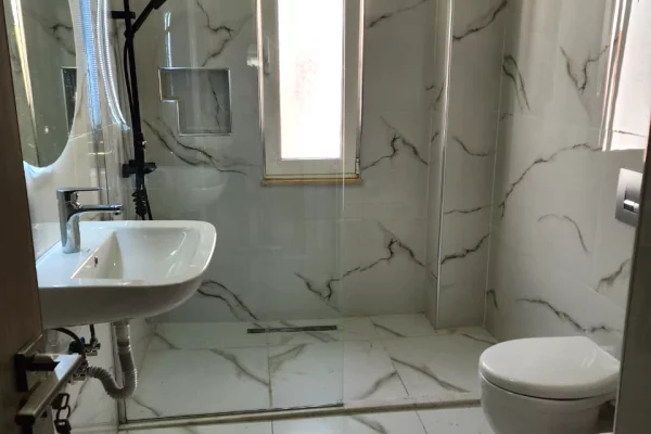 Shtepi ne shitje Apartament ne Tirane, 2+1, Mobilimi Bosh, pa mobiluar, Pagesa 10,000,000  Leke.