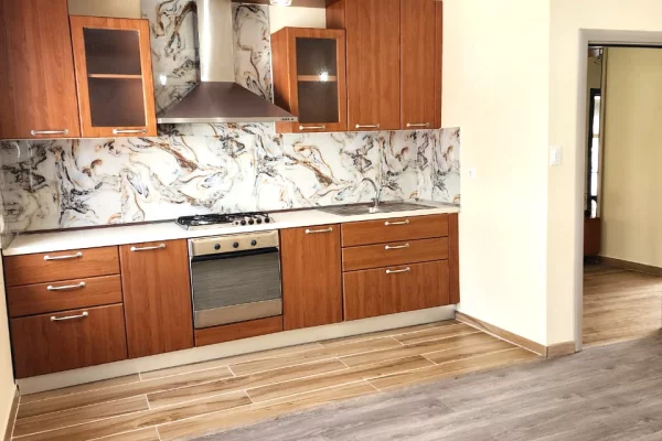 Shtepi ne shitje Apartament ne Tirane, 2+1, Mobilimi Bosh, pa mobiluar, Pagesa 10,000,000  Leke.