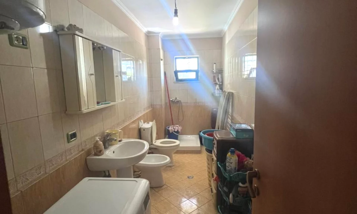 Shtepi ne shitje Apartament ne Tirane, 2+1, Mobilimi Bosh, pa mobiluar, Pagesa 12,500,000  Leke.