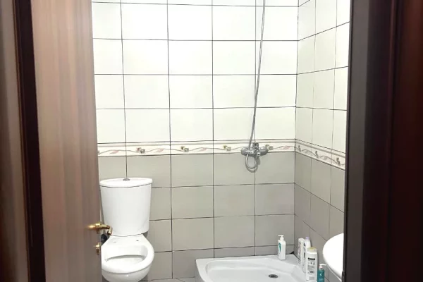 Shtepi ne shitje Apartament ne Tirane, 2+1, Mobilimi E mobiluar, Pagesa 12,000,000  Leke.