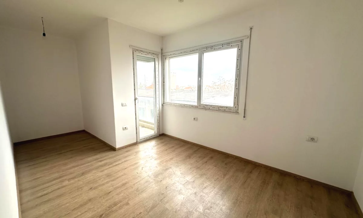 Shtepi ne shitje Apartament ne Tirane, 1+1, Mobilimi Bosh, pa mobiluar, Pagesa 128,000  Euro.