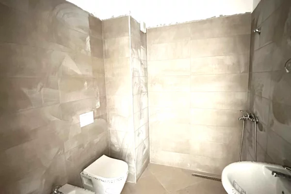 Shtepi ne shitje Apartament ne Tirane, 1+1, Mobilimi Bosh, pa mobiluar, Pagesa 128,000  Euro.