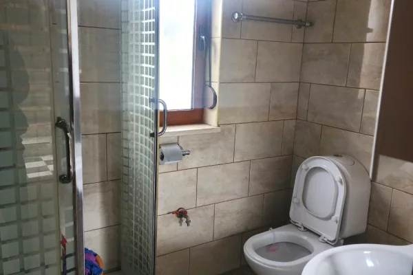 Shtepi ne shitje Apartament ne Tirane, 2+1, Mobilimi E mobiluar, Pagesa 135,000  Euro.