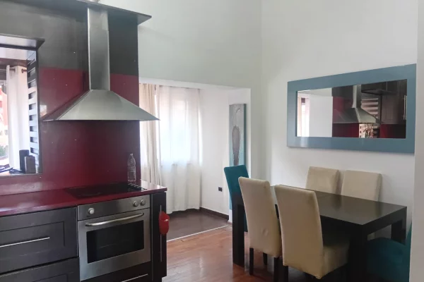 Shtepi me qera Apartament ne Tirane, 2+1, Mobilimi E mobiluar, Pagesa 1,000  Euro.