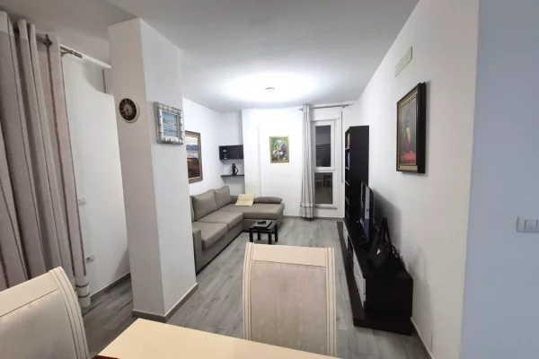 Shtepi me qera Apartament ne Tirane, 1+1, Mobilimi E mobiluar, Pagesa 60,000  Leke.