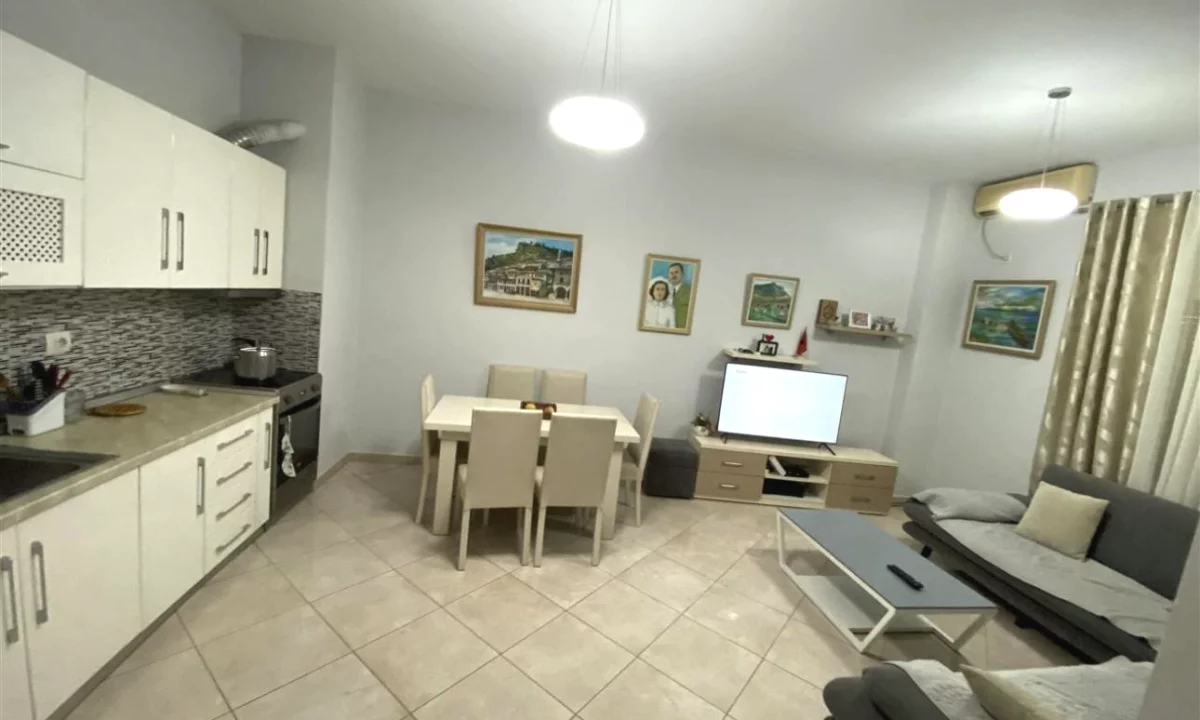 Appartamento in vendita a Tirana 2+1, Arredato