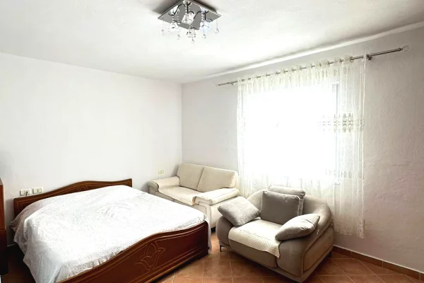 Shtepi me qera Apartament ne Tirane, 2+1, Mobilimi E mobiluar, Pagesa 350  Euro.