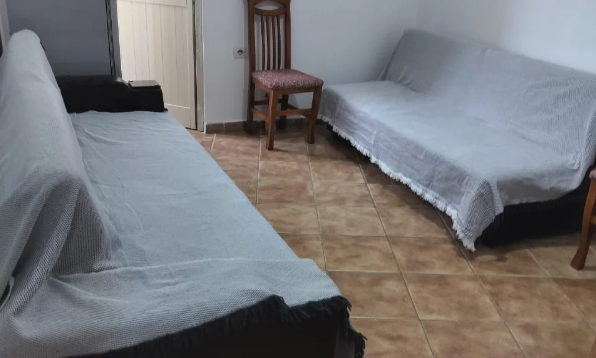 Shtepi ne shitje Apartament ne Tirane, 1+1, Mobilimi E mobiluar, Pagesa 75,000  Euro.