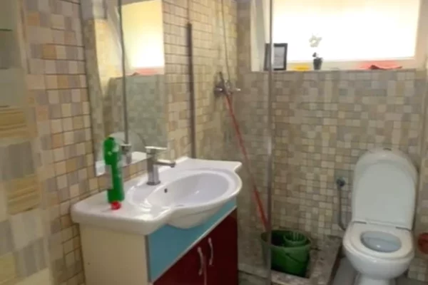 Shtepi ne shitje Apartament ne Tirane, 3+1, Mobilimi E mobiluar, Pagesa 175,000  Euro.