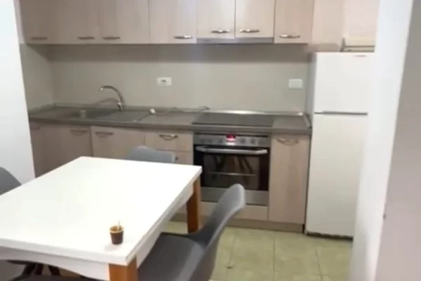Shtepi ne shitje Apartament ne Tirane, 3+1, Mobilimi E mobiluar, Pagesa 175,000  Euro.