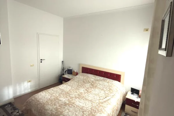 Shtepi ne shitje Apartament ne Tirane, 2+1, Mobilimi E mobiluar, Pagesa 125,000  Euro.