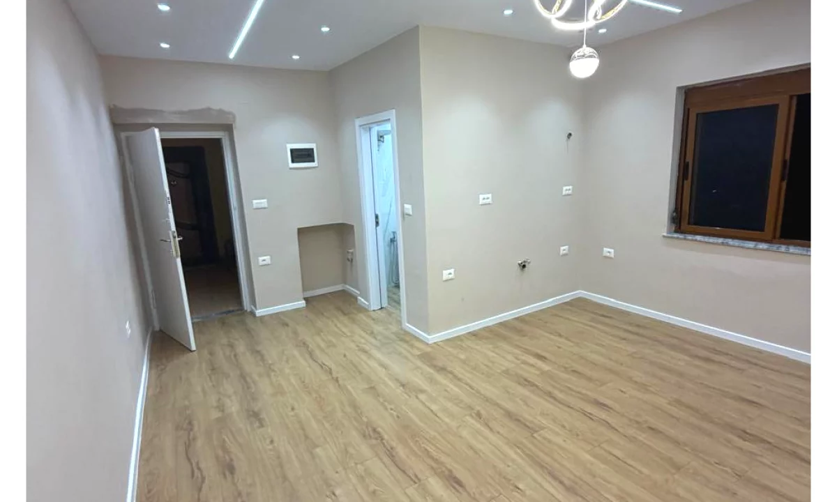 Shtepi ne shitje Apartament ne Tirane, 1+1, Mobilimi Bosh, pa mobiluar, Pagesa 82,000  Euro.