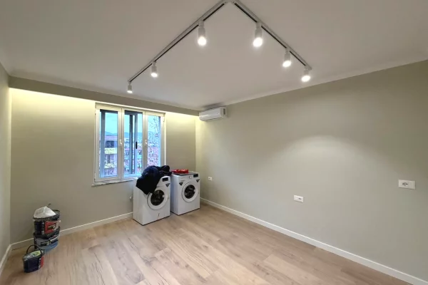 Shtepi ne shitje Apartament ne Tirane, 1+1, Mobilimi Bosh, pa mobiluar, Pagesa 125,000  Euro.